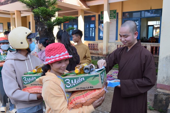 Giving Tet gifts to ethnic minorities in difficult circumstances in Dak Nong