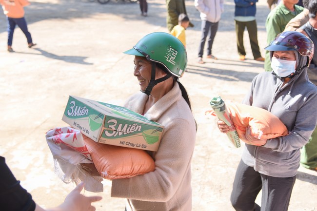 Giving Tet gifts to ethnic minorities in difficult circumstances in Dak Nong