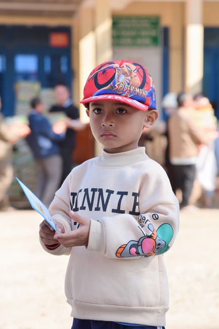 Giving Tet gifts to ethnic minorities in difficult circumstances in Dak Nong