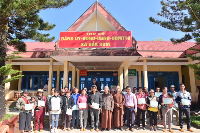 Giving Tet gifts to ethnic minorities in difficult circumstances in Dak Nong