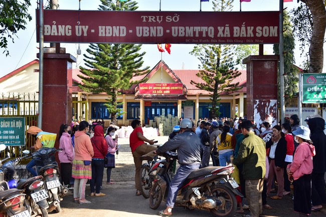 Giving Tet gifts to ethnic minorities in difficult circumstances in Dak Nong