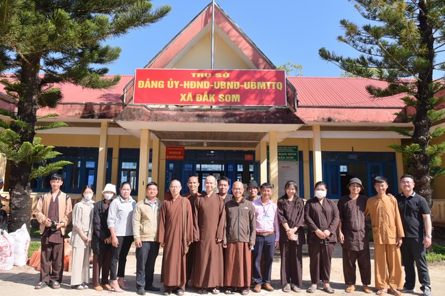 Giving Tet gifts to ethnic minorities in difficult circumstances in Dak Nong