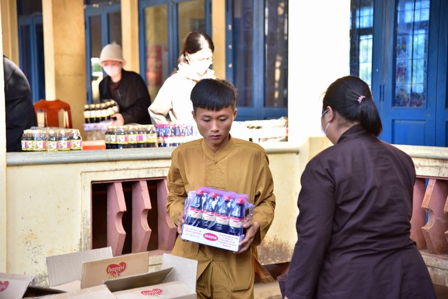 Giving Tet gifts to ethnic minorities in difficult circumstances in Dak Nong