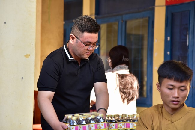 Giving Tet gifts to ethnic minorities in difficult circumstances in Dak Nong