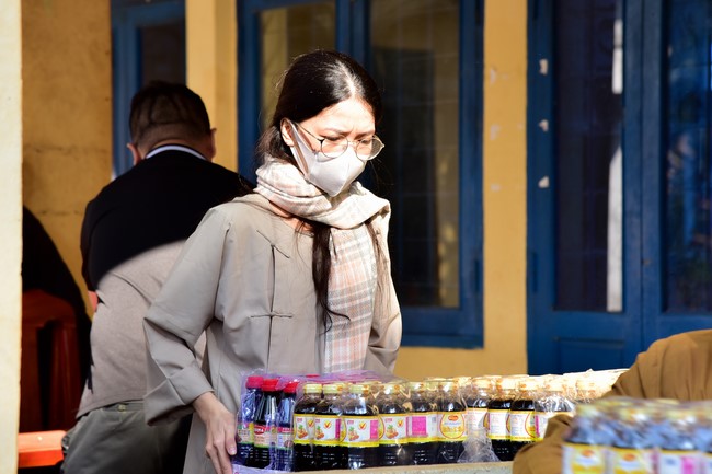 Giving Tet gifts to ethnic minorities in difficult circumstances in Dak Nong