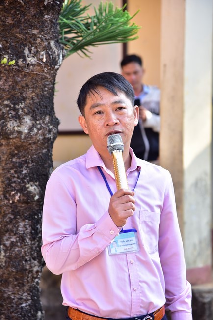 Giving Tet gifts to ethnic minorities in difficult circumstances in Dak Nong