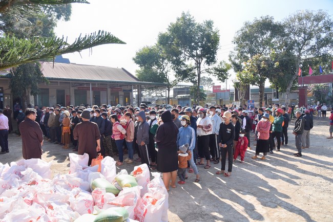 Giving Tet gifts to ethnic minorities in difficult circumstances in Dak Nong