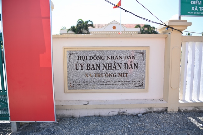 Giving Tet gifts to poor and near-poor households of Quang Phap Pagoda - Tay Ninh