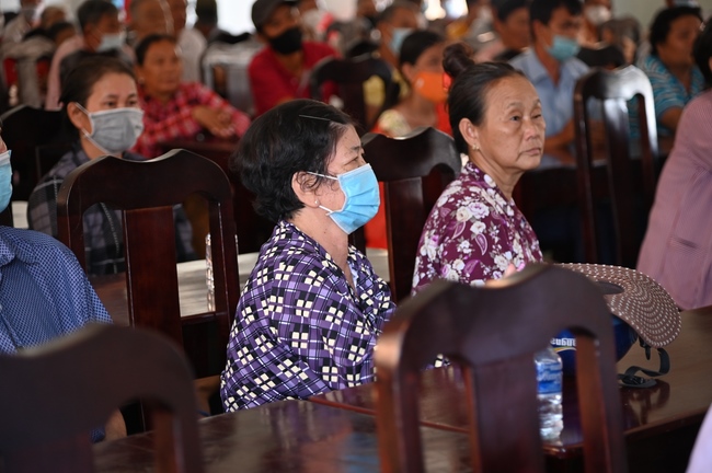 Giving Tet gifts to poor and near-poor households of Quang Phap Pagoda - Tay Ninh