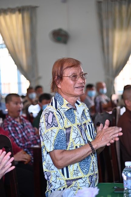 Giving Tet gifts to poor and near-poor households of Quang Phap Pagoda - Tay Ninh