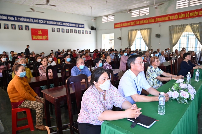 Giving Tet gifts to poor and near-poor households of Quang Phap Pagoda - Tay Ninh