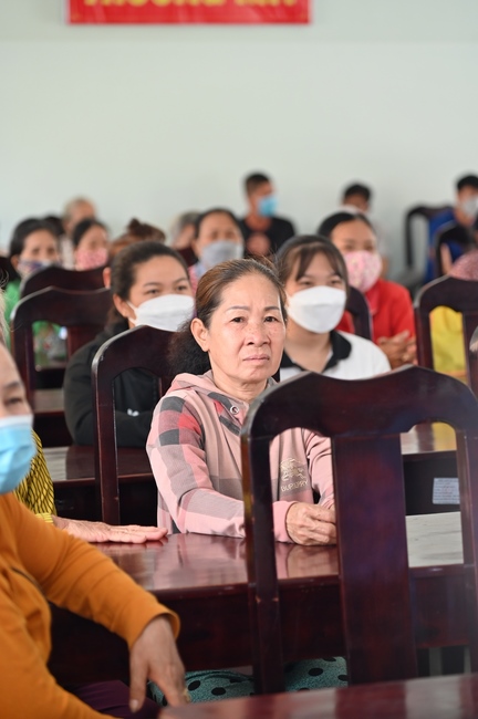 Giving Tet gifts to poor and near-poor households of Quang Phap Pagoda - Tay Ninh