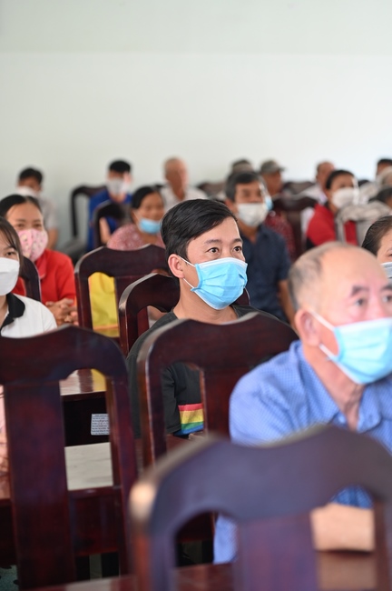 Giving Tet gifts to poor and near-poor households of Quang Phap Pagoda - Tay Ninh
