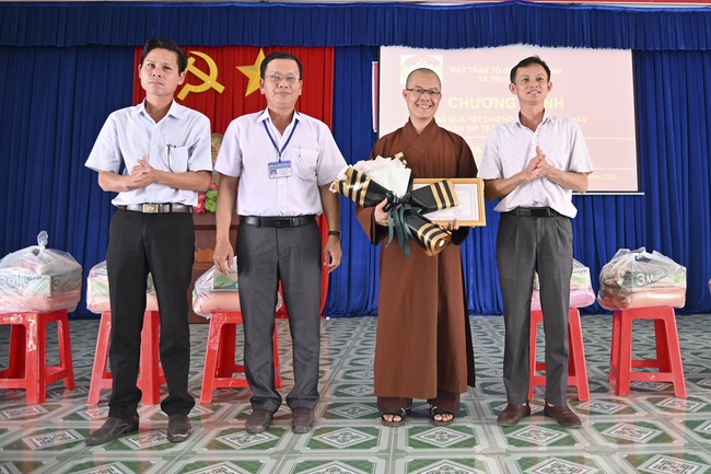 Giving Tet gifts to poor and near-poor households of Quang Phap Pagoda - Tay Ninh