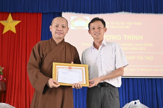 Giving Tet gifts to poor and near-poor households of Quang Phap Pagoda - Tay Ninh