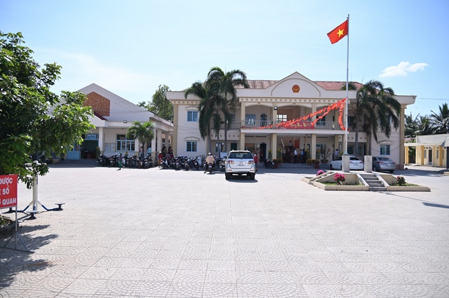 Giving Tet gifts to poor and near-poor households of Quang Phap Pagoda - Tay Ninh