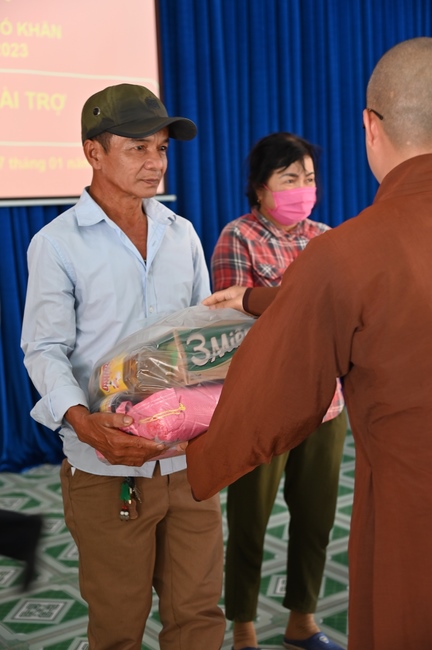 Giving Tet gifts to poor and near-poor households of Quang Phap Pagoda - Tay Ninh
