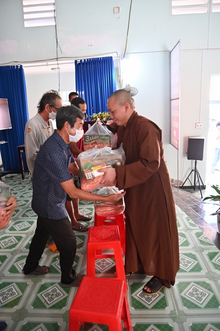 Giving Tet gifts to poor and near-poor households of Quang Phap Pagoda - Tay Ninh