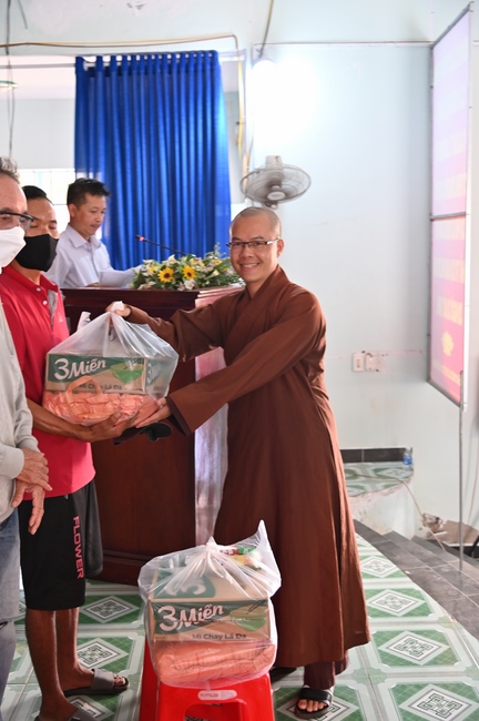 Giving Tet gifts to poor and near-poor households of Quang Phap Pagoda - Tay Ninh