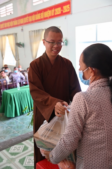 Giving Tet gifts to poor and near-poor households of Quang Phap Pagoda - Tay Ninh