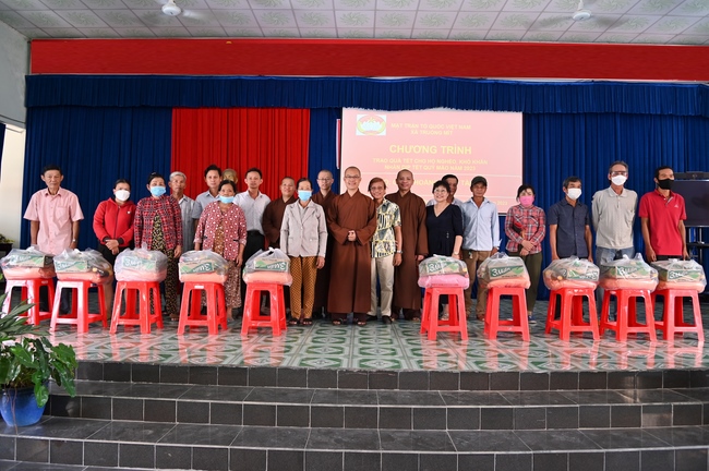 Giving Tet gifts to poor and near-poor households of Quang Phap Pagoda - Tay Ninh