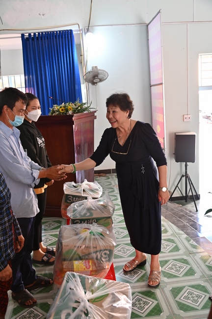 Giving Tet gifts to poor and near-poor households of Quang Phap Pagoda - Tay Ninh