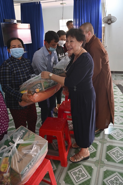 Giving Tet gifts to poor and near-poor households of Quang Phap Pagoda - Tay Ninh