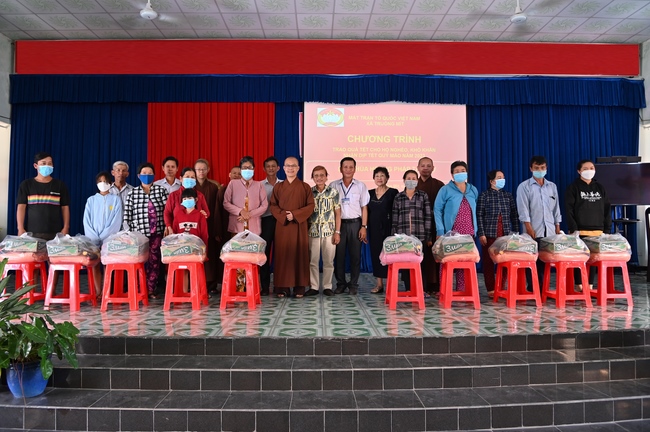 Giving Tet gifts to poor and near-poor households of Quang Phap Pagoda - Tay Ninh