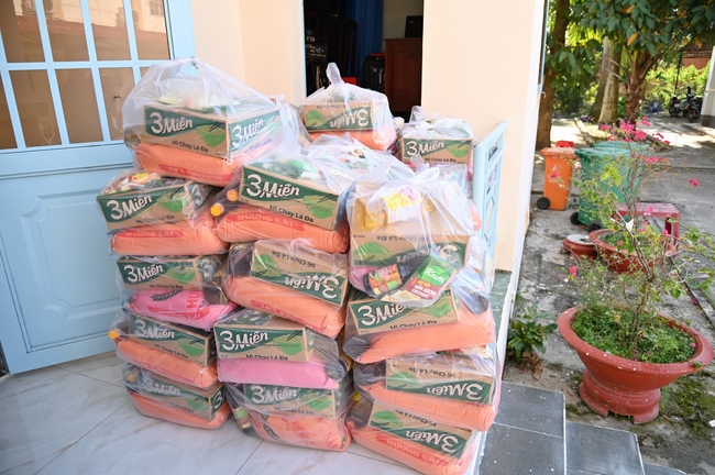 Giving Tet gifts to poor and near-poor households of Quang Phap Pagoda - Tay Ninh