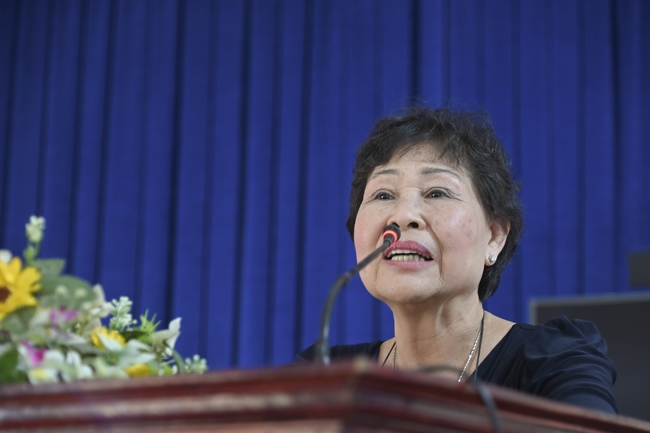 Giving Tet gifts to poor and near-poor households of Quang Phap Pagoda - Tay Ninh