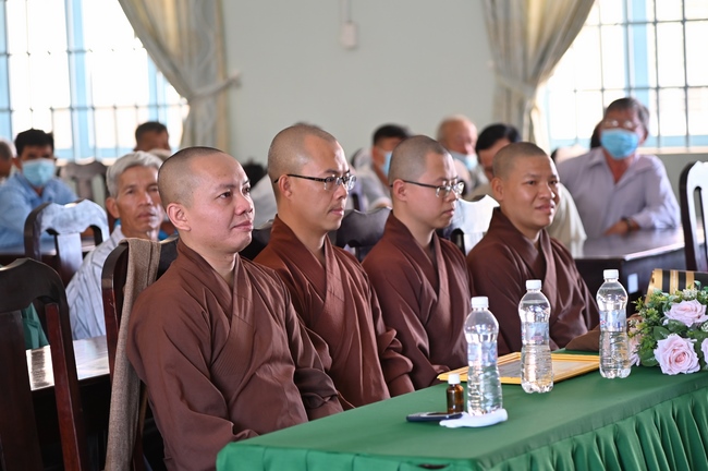 Giving Tet gifts to poor and near-poor households of Quang Phap Pagoda - Tay Ninh