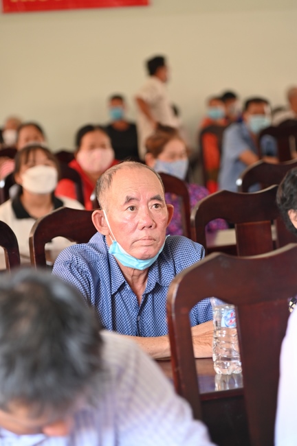 Giving Tet gifts to poor and near-poor households of Quang Phap Pagoda - Tay Ninh