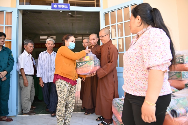 Giving Tet gifts to poor and near-poor households of Quang Phap Pagoda - Tay Ninh