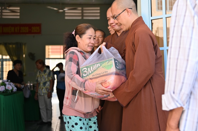 Giving Tet gifts to poor and near-poor households of Quang Phap Pagoda - Tay Ninh