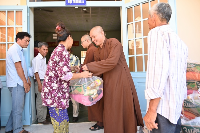 Giving Tet gifts to poor and near-poor households of Quang Phap Pagoda - Tay Ninh