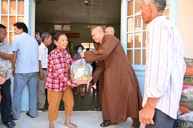 Giving Tet gifts to poor and near-poor households of Quang Phap Pagoda - Tay Ninh