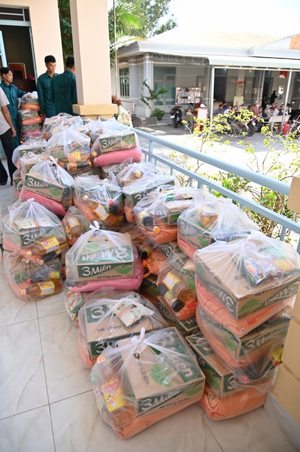 Giving Tet gifts to poor and near-poor households of Quang Phap Pagoda - Tay Ninh