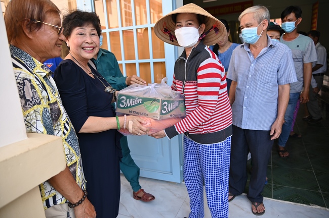 Giving Tet gifts to poor and near-poor households of Quang Phap Pagoda - Tay Ninh