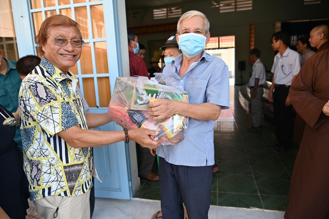 Giving Tet gifts to poor and near-poor households of Quang Phap Pagoda - Tay Ninh
