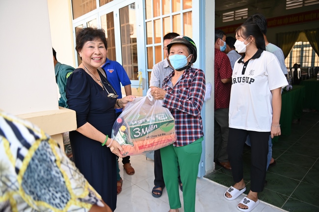 Giving Tet gifts to poor and near-poor households of Quang Phap Pagoda - Tay Ninh