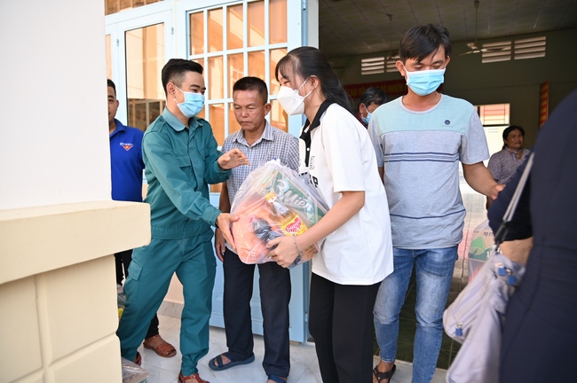 Giving Tet gifts to poor and near-poor households of Quang Phap Pagoda - Tay Ninh