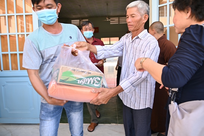 Giving Tet gifts to poor and near-poor households of Quang Phap Pagoda - Tay Ninh