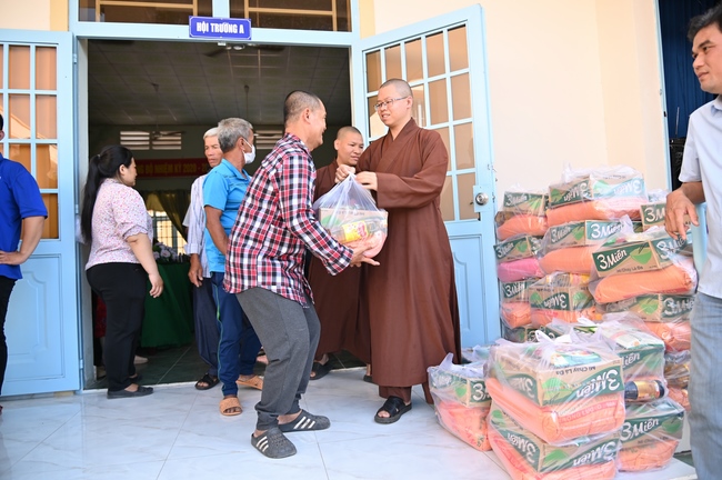 Giving Tet gifts to poor and near-poor households of Quang Phap Pagoda - Tay Ninh