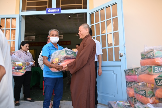 Giving Tet gifts to poor and near-poor households of Quang Phap Pagoda - Tay Ninh
