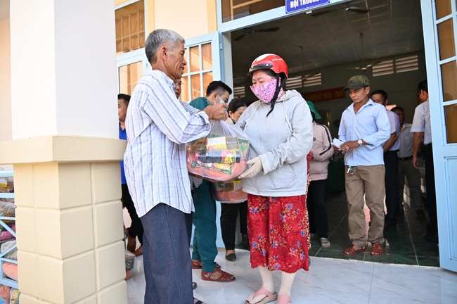 Giving Tet gifts to poor and near-poor households of Quang Phap Pagoda - Tay Ninh