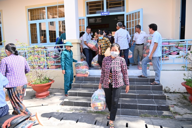 Giving Tet gifts to poor and near-poor households of Quang Phap Pagoda - Tay Ninh