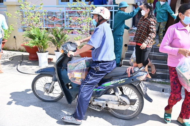 Giving Tet gifts to poor and near-poor households of Quang Phap Pagoda - Tay Ninh