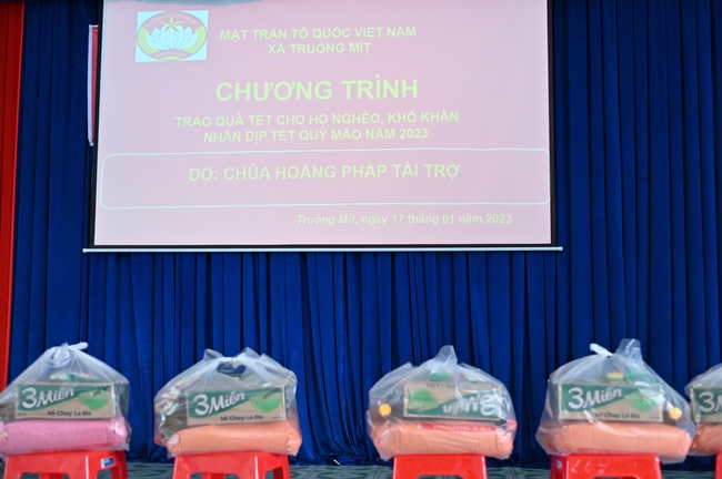 Giving Tet gifts to poor and near-poor households of Quang Phap Pagoda - Tay Ninh