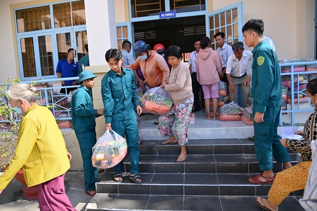 Giving Tet gifts to poor and near-poor households of Quang Phap Pagoda - Tay Ninh
