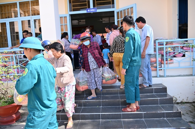 Giving Tet gifts to poor and near-poor households of Quang Phap Pagoda - Tay Ninh